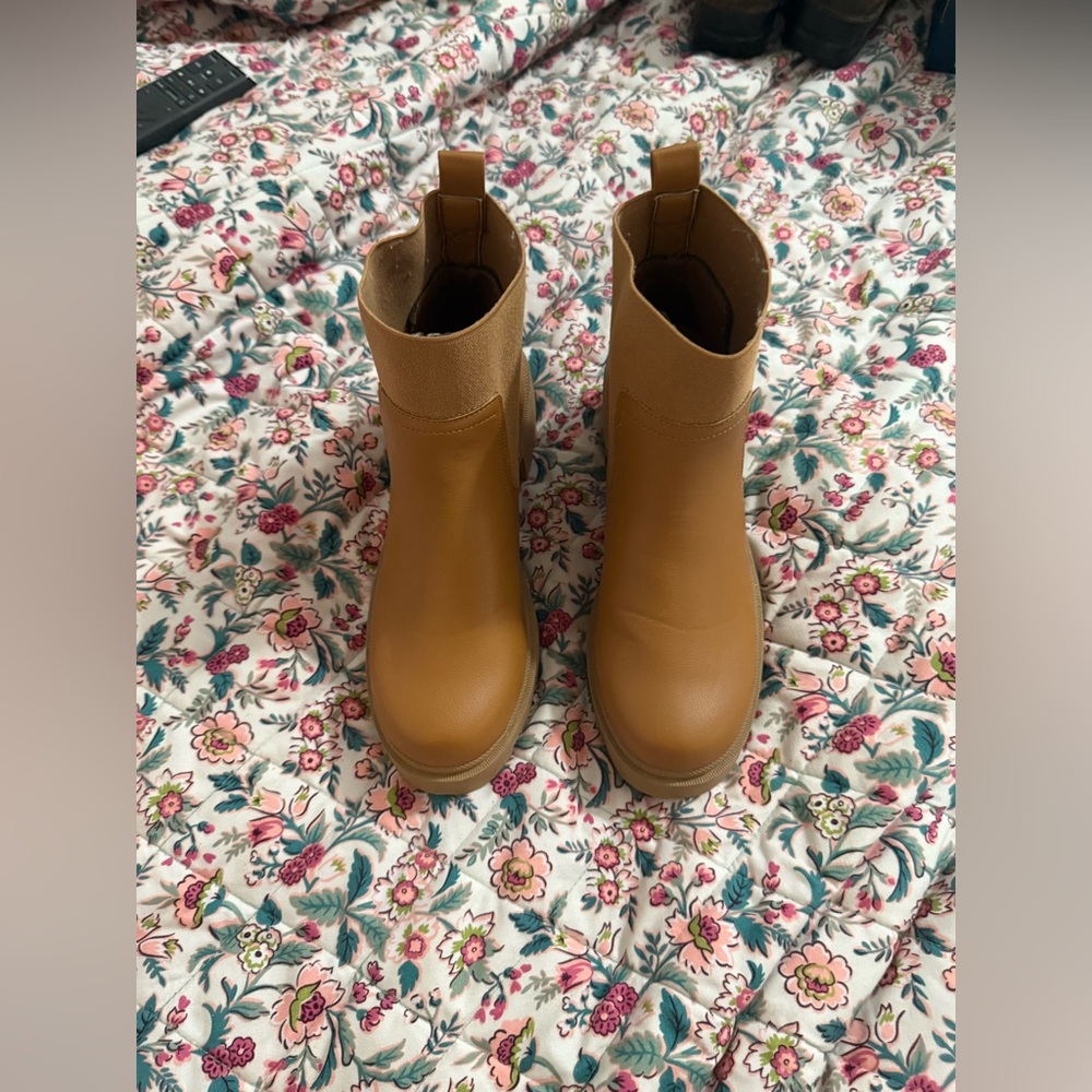 Pink Lily Women’s Tan Chelsea Rain Boots